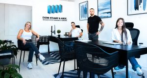 Equipo de vendedores en la oficina de la inmobiliaria Dioni Suart